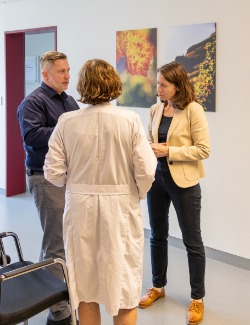 Landrätin Cornelia Weigand im Gespräch mit Matthias Jonas-Ley, Leiter des BTZ und der NTRA und Dr. Elke Vespo, ärztliche Leitung der NTRA